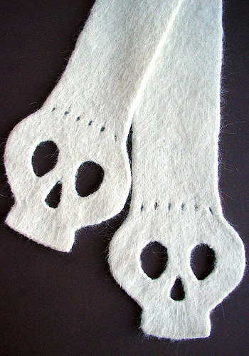 Free Yorick Scarf felted skull scarf