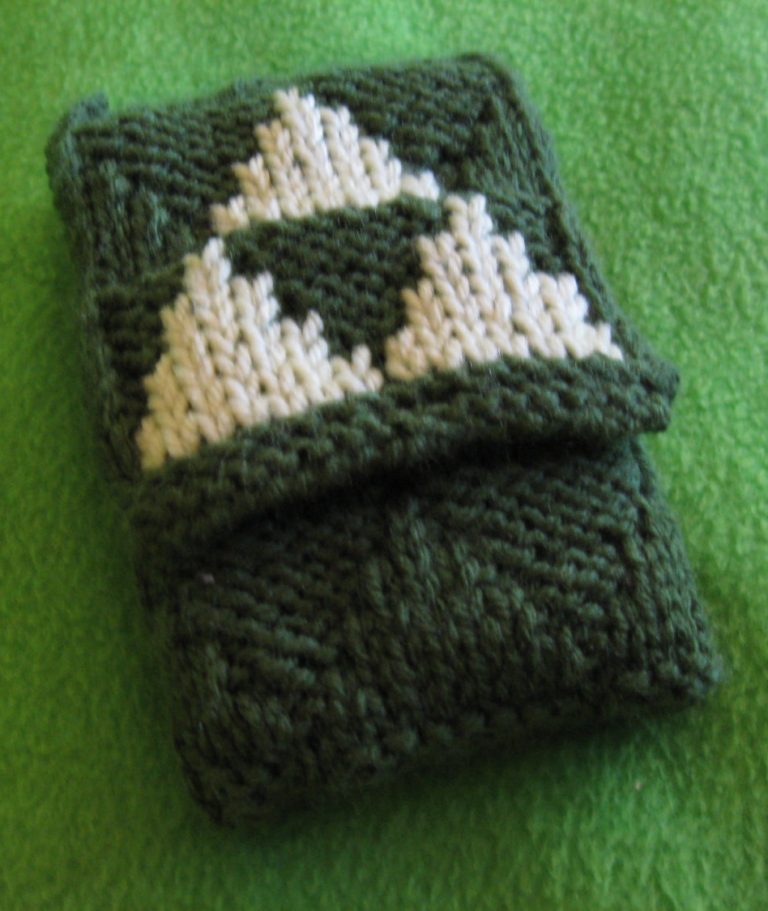 Knitting pattern for Legend of Zelda Tri-Force Case