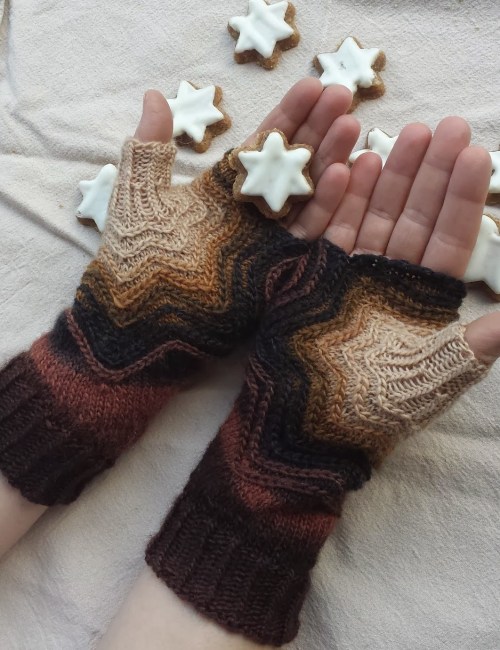 Zimtstern Cinnamon Star Fingerless Mitts Free Knitting Pattern